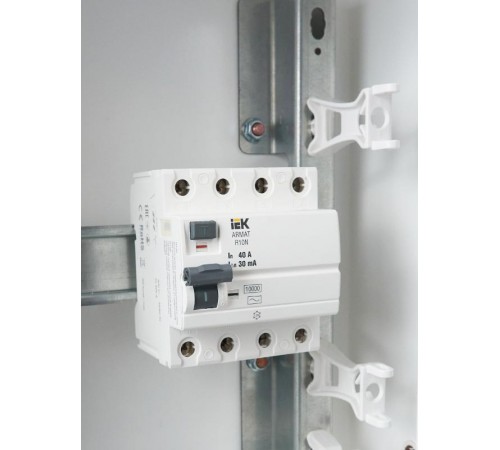 Выключатель дифференциальный (УЗО) R10N 4P 40А 30мА тип AC ARMAT  AR-R10N-4-040C030  IEK
