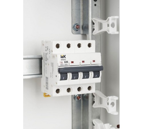 Выключатель автоматический четырехполюсный M06N 4P C 25А 6кА ARMAT  AR-M06N-4-C025  IEK