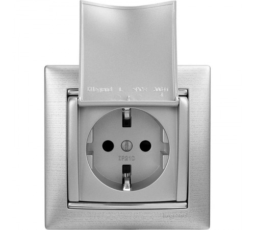 Valena Алюминий Розетка 1-ая с/з с крышкой  770122  Legrand