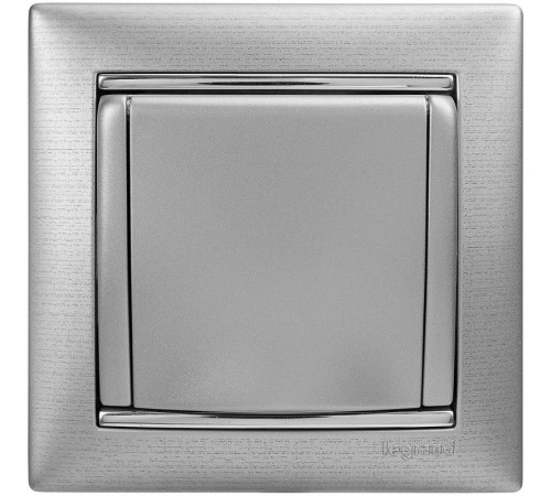 Valena Алюминий Розетка 1-ая с/з с крышкой  770122  Legrand