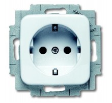 Розетка SCHUKO 16А 250В с защитными шторками, серия Reflex SI, цвет альпийский белый  2013-0-5371   2CKA002013A5371  ABB