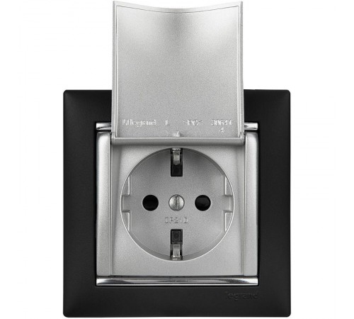 Valena Алюминий Розетка 1-ая с/з с крышкой  770122  Legrand