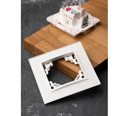 Минск Рамка 1-местная стеклянная белая Basic  ERM-G-401-10  EKF