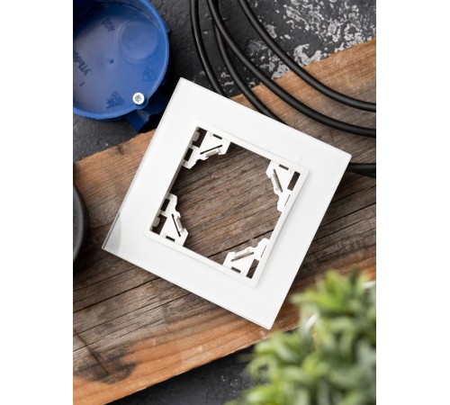 Минск Рамка 1-местная стеклянная белая Basic  ERM-G-401-10  EKF