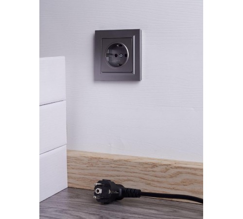 BRITE Розетка с заземлением со шторками 16А в сборе РСР14-1-0-БрС сталь  BR-R14-16-K46-F  IEK