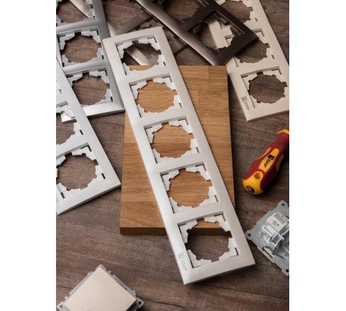 Валенсия Рамка 5-местная жемчуг  EWM-G-305-50  EKF