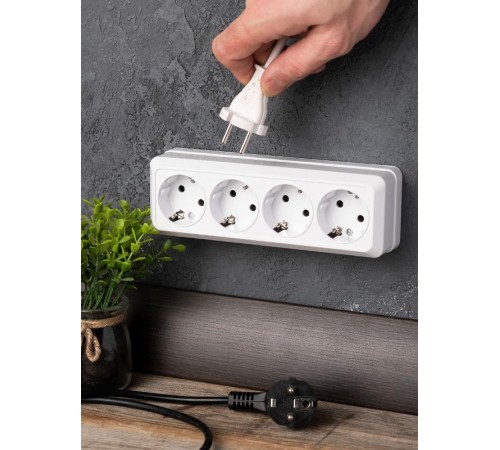 Рим Розетка 4-местная 16А с заземлением белая EKF  ENR16-328-10  EKF