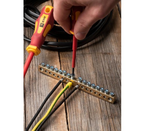 Шина PEN "ноль-земля" (8х12мм) 16 отверстий латунь крепеж по центру EKF PROxima  sn0-125-16-c  EKF