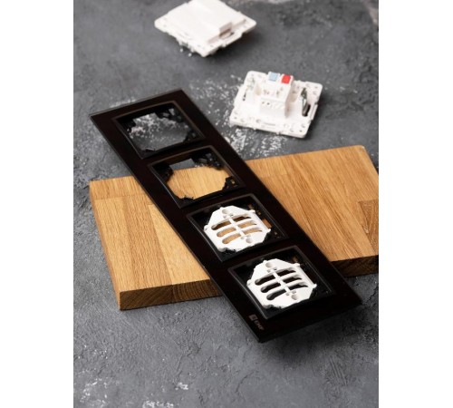 Минск Рамка 4-местная стеклянная черная Basic  ERM-G-404-70  EKF