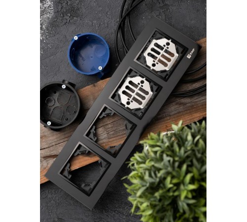 Минск Рамка 4-местная стеклянная черная Basic  ERM-G-404-70  EKF