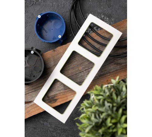 Стокгольм Рамка 3-местная белая с линией цвета зеленый PROxima  EAM-G-302-10  EKF