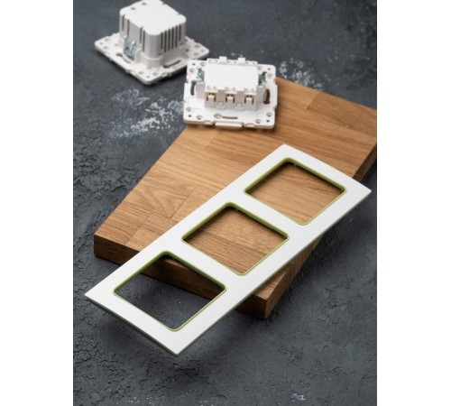 Стокгольм Рамка 3-местная белая с линией цвета зеленый PROxima  EAM-G-302-10  EKF