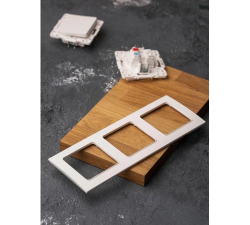 Стокгольм Рамка 3-местная белая PROxima  EZM-G-302-20  EKF