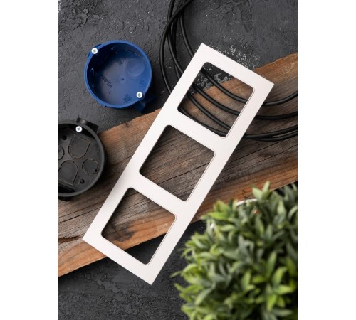 Стокгольм Рамка 3-местная белая PROxima  EZM-G-302-20  EKF