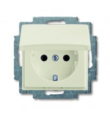 Розетка SCHUKO 16А 250В с защитными шторками, с крышкой, серия basic55, цвет chalet-белый  2CKA002111A0656  ABB
