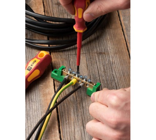 Шина "0" PE 6x9мм 6 отверстий латунь с контактной пластиной 2 зелёных угловых изолятора EKF PROximasn0-63-06-2-peEKF