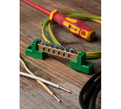 Шина "0" PE 6x9мм 6 отверстий латунь с контактной пластиной 2 зелёных угловых изолятора EKF PROximasn0-63-06-2-peEKF