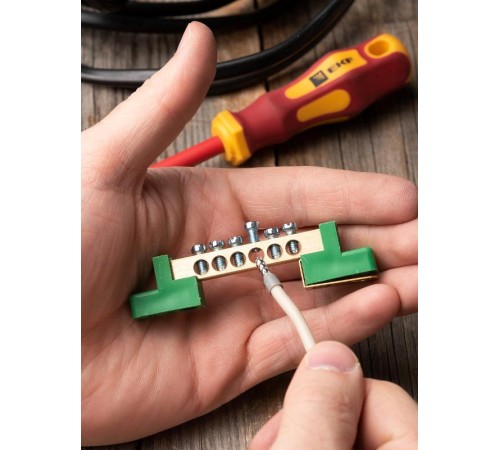 Шина "0" PE 6x9мм 6 отверстий латунь с контактной пластиной 2 зелёных угловых изолятора EKF PROximasn0-63-06-2-peEKF