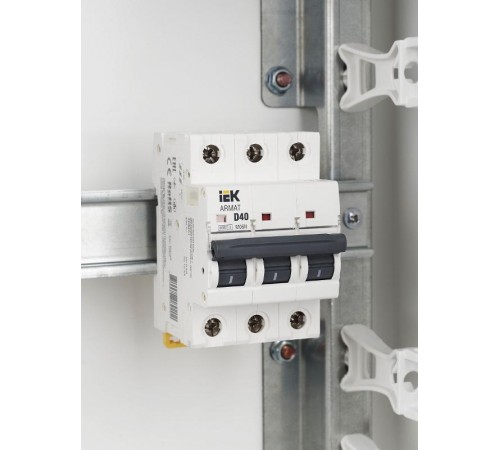 Выключатель автоматический трехполюсный M06N 3P D 40А 6кА ARMAT  AR-M06N-3-D040  IEK
