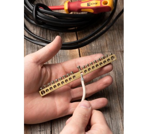 Шина PEN "ноль-земля" (6х9мм) 18 отверстий латунь крепеж по центру EKF PROxima  sn0-63-18  EKF