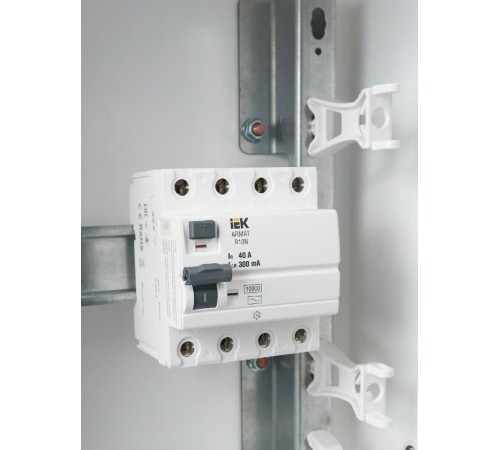 Выключатель дифференциальный (УЗО) R10N 4P 40А 300мА тип AC ARMAT  AR-R10N-4-040C300  IEK