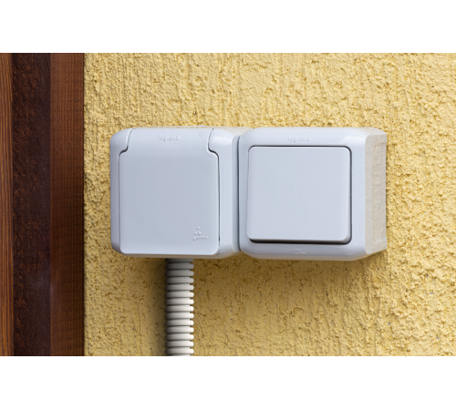 Quteo Серый Блок Выключатель 1-кл+роз с заземлением со шторками IP44  782348  Legrand