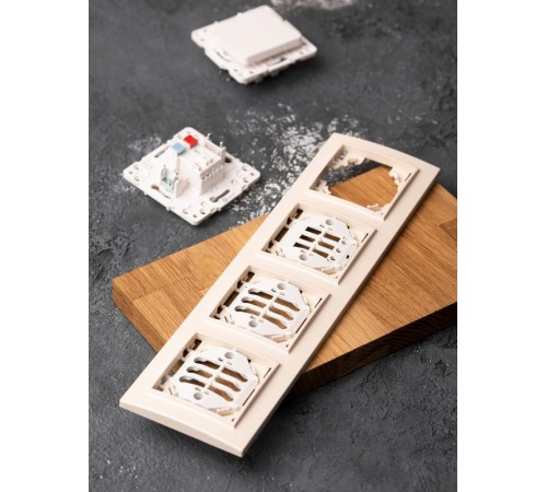 Рамка 4-местная горизонтальная бежевый Минск EKFERM-G-304-20EKF