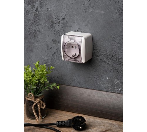 Владивосток Розетка 1-местная 16А с заземлением с прозрачной крышкой IP54  EQR16-029-30-54-T  EKF