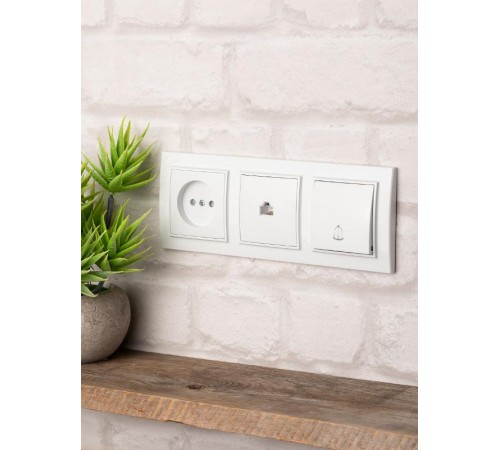 Минск Рамка 3-местная горизонтальная белая EKF  Basic  ERM-G-303-10  EKF