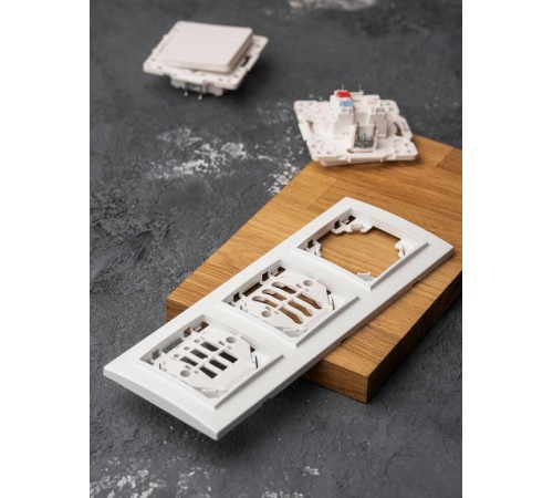 Минск Рамка 3-местная горизонтальная белая EKF  Basic  ERM-G-303-10  EKF