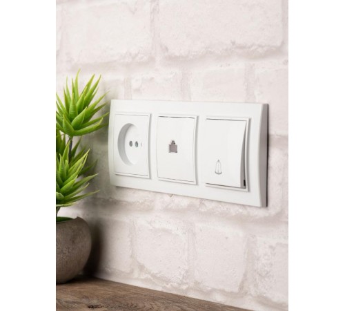 Минск Рамка 3-местная горизонтальная белая EKF  Basic  ERM-G-303-10  EKF