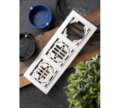 Минск Рамка 3-местная горизонтальная белая EKF  Basic  ERM-G-303-10  EKF