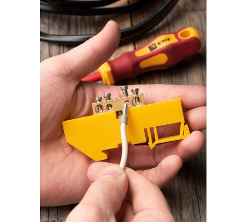 Шина "0" N (6х9мм) 4 отверстия латунь желтый изолятор на DIN-рейку EKF PROxima  sn0-63-04-dz  EKF