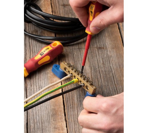 Шина "0"8х12 мм 125А 8 отверстий (2 изолятора стойка) латунь EKF  sn0-125-08-2  EKF