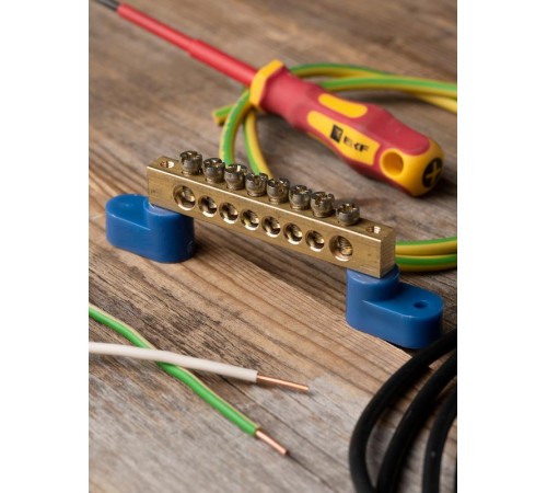 Шина "0"8х12 мм 125А 8 отверстий (2 изолятора стойка) латунь EKF  sn0-125-08-2  EKF