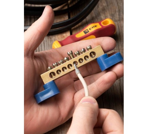 Шина "0"8х12 мм 125А 8 отверстий (2 изолятора стойка) латунь EKF  sn0-125-08-2  EKF