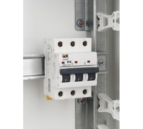 Выключатель автоматический трехполюсный M10N 3P D 16А 10кА ARMAT  AR-M10N-3-D016  IEK