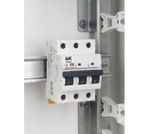 Выключатель автоматический трехполюсный M06N 3P C 32А 6кА ARMAT  AR-M06N-3-C032  IEK