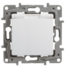 Etika Белый Розетка с заземлением, автозажимные клеммы, IP44  672232  Legrand