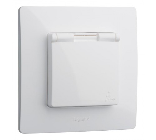 Etika Белый Розетка с заземлением, автозажимные клеммы, IP44  672232  Legrand