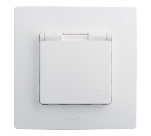 Etika Белый Розетка с заземлением, автозажимные клеммы, IP44  672232  Legrand