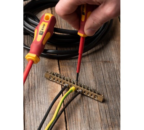 Шина PEN "ноль-земля" (6х9мм) 14 отверстий латунь крепеж по краям EKF PROxima  sn0-63-14-k  EKF