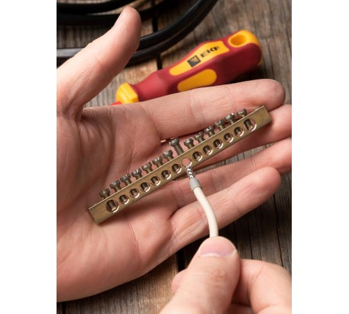 Шина PEN "ноль-земля" (6х9мм) 14 отверстий латунь крепеж по краям EKF PROxima  sn0-63-14-k  EKF