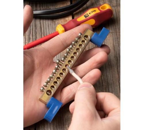 Шина "0" (8х12мм.) 125А 14 отверстий (2 изолятора стойка) латунь EKF  sn0-125-14-2  EKF