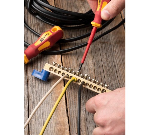 Шина "0" (8х12мм.) 125А 14 отверстий (2 изолятора стойка) латунь EKF  sn0-125-14-2  EKF