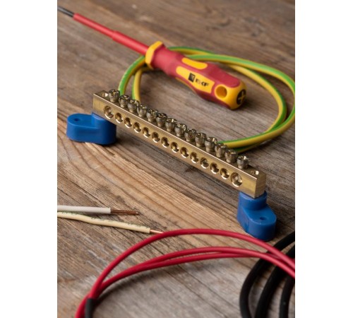 Шина "0" (8х12мм.) 125А 14 отверстий (2 изолятора стойка) латунь EKF  sn0-125-14-2  EKF