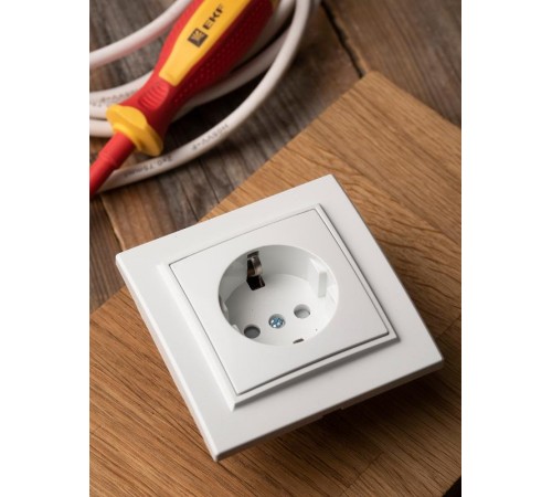 Минск Розетка 1-местная СП с заземлением 16А белая с защ. штор. EKF Basic  ERR16-028-100  EKF