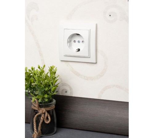 Минск Розетка 1-местная СП с заземлением 16А белая с защ. штор. EKF Basic  ERR16-028-100  EKF