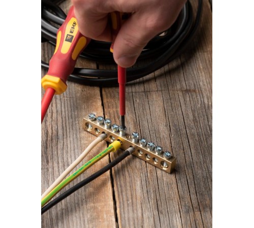 Шина "0" (8х12мм.) 125А 10 отверстий крепеж по центру латунь EKF PROxima  sn0-125-10-c  EKF