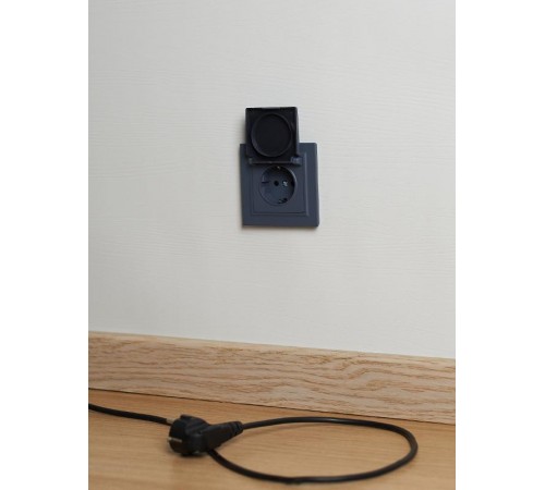 BRITE Розетка с заземлением со шторками с кр. 16А IP44 РСбш10-3-44-БрМ маренго  BR-R16-16-44-K35  IEK